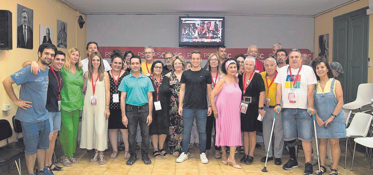 Apoderats del PSC  a la seu de Manresa a la carretera de Cardona, ahir a 2/4 d’11 de la nit