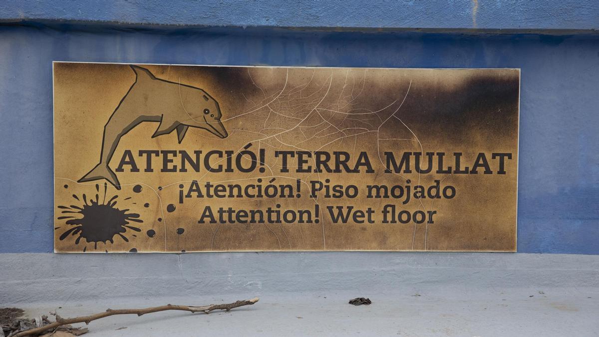 Una placa en bronce del Aquarama, una pieza que merece ser rescatada antes de la demolición.