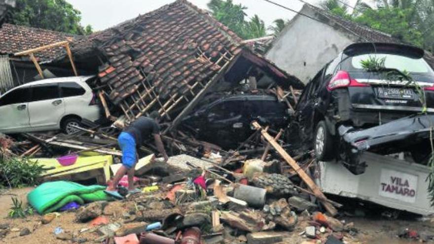 Más de 220 muertos y cientos de heridos por un tsunami volcánico en Indonesia