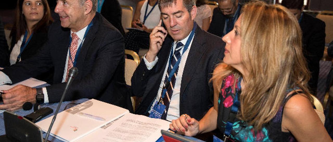 Pedro Ortega, Fernando Clavijo y Rosa Dávila, ayer en Funchal en la reunión de presidentes de regiones ultraperiféricas.