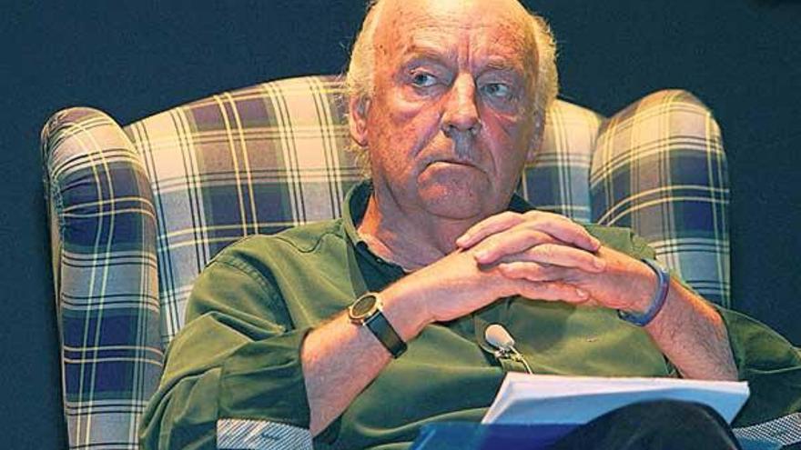 Eduardo Galeano en el sofá desde el que se dirigió a su público ayer en el Auditorio.  // Iñaki Osorio