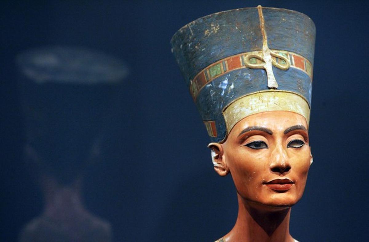 Busto de la reina Nefertiti de Egipto, en el Neues Museum de Berlín.