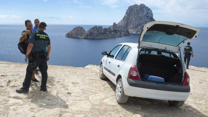 Agentes junto al vehículo del presunto homicida.