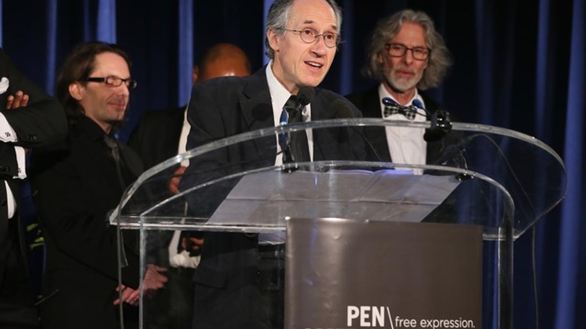 Gérard Biard, director de 'Charlie Hebdo', recoge el premio de PEN America a la libertad de expresión, este martes en Nueva York.