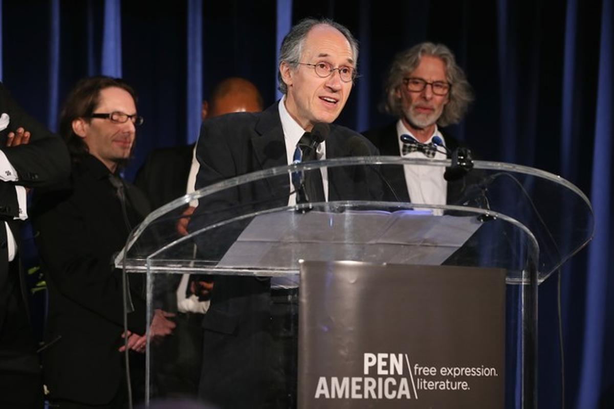 Gérard Biard, director de ’Charlie Hebdo’, recull el premi de PEN Amèrica a la llibertat d’expressió, aquest dimarts a Nova York.