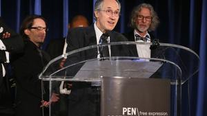  Gérard Biard, director de ’Charlie Hebdo’, recoge el premio de PEN America a la libertad de expresión, este martes en Nueva York.