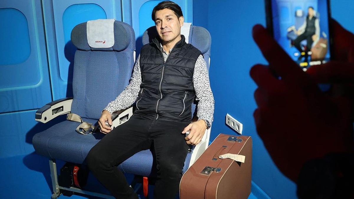 Uno de los impulsores del negocio se hace un selfi en una sala que simulando una cabina con asientos de avión
