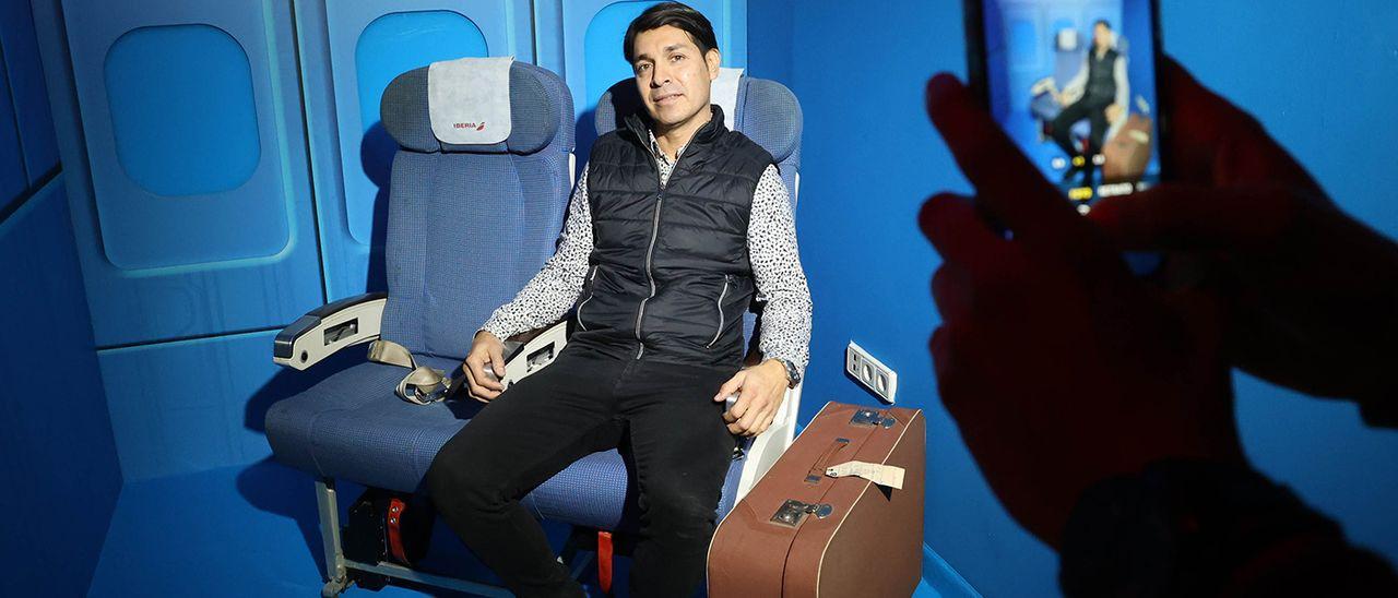 Uno de los impulsores del negocio se hace un selfi en una sala que simulando una cabina con asientos de avión