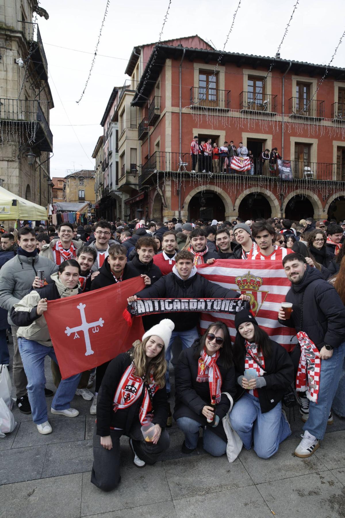 La Mareona invade León ates del partido del Sporting