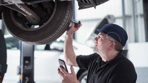 Mecánico revisando los neumáticos de un vehículo