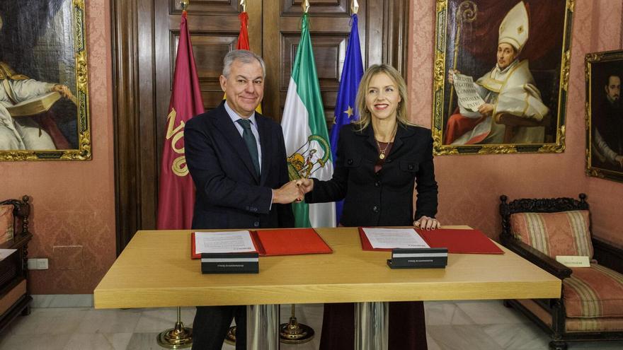 El alcalde de Sevilla, José Luis Sanz (PP), y la portavoz de Vox en el Ayuntamiento, Cristina Peláez.