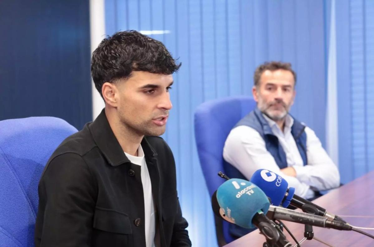 Andy Escudero, durante su presentación como nuevo jugador del Hércules, con Paco Peña al lado