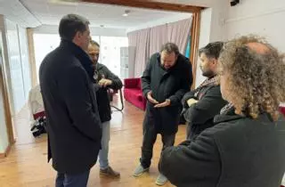 El conseller de Turismo insta a los okupas del apartahotel de Cala Bona a acudir a los servicios sociales