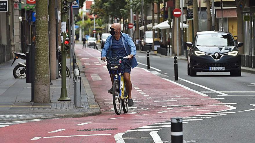 Un ciudadano circula en bicicleta por la capital grancanaria.