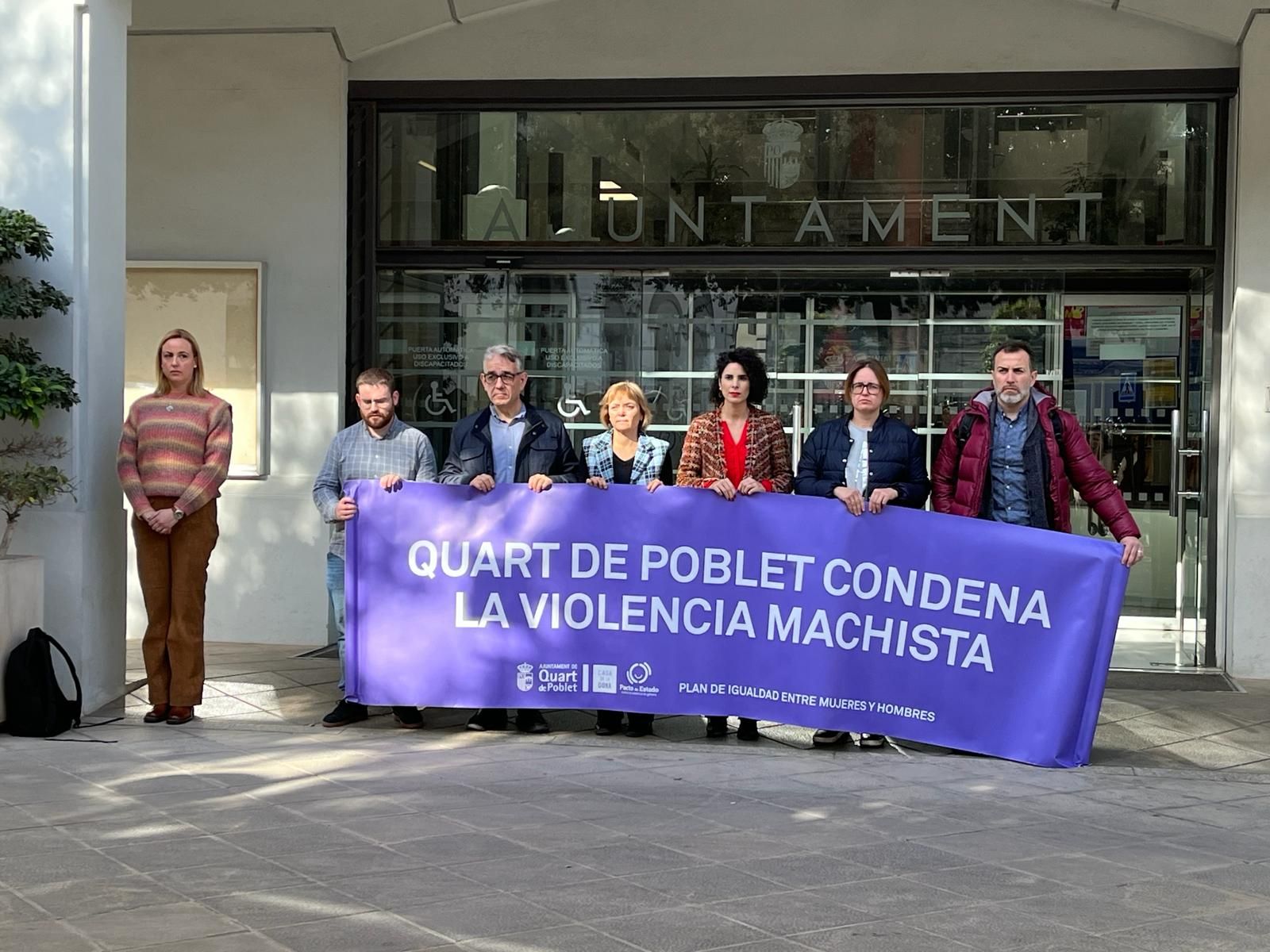 Quart de Poblet. Miembros de la corporación local durante el minuto de silencio.