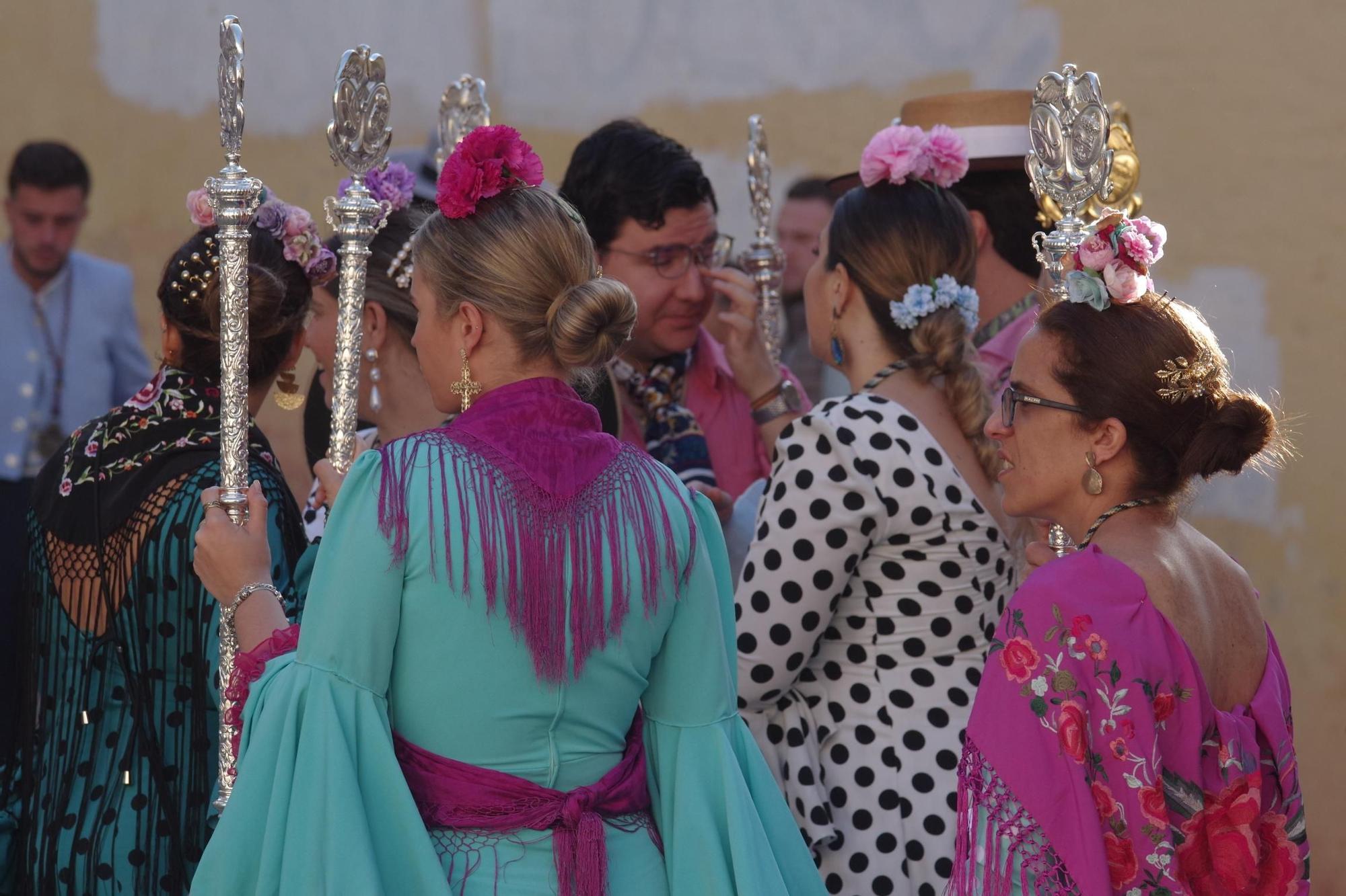 Los romeros de la Hermandad de Málaga han iniciado en la mañana de esta sábado su peregrinaje hasta Almonte para presentarse ante la Virgen del Rocío. La procesión de salida ha partido de su sede canónica y ha recuperado su itinerario tradicional por la calle Carretería, de camino al Santuario de la Victoria