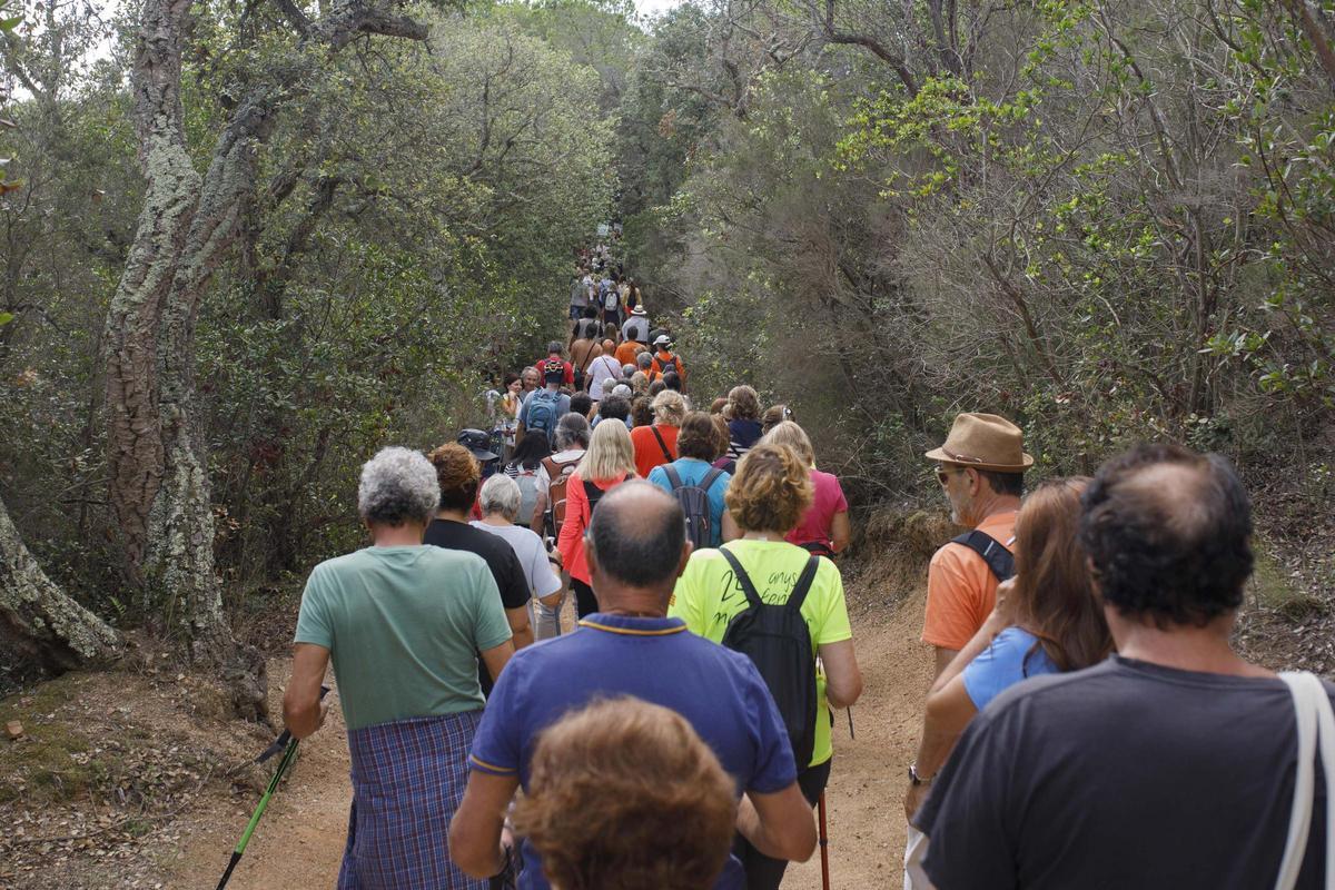 Els activistes han demanat la reobertura del camí de ronda al seu pas per Can Juncadella