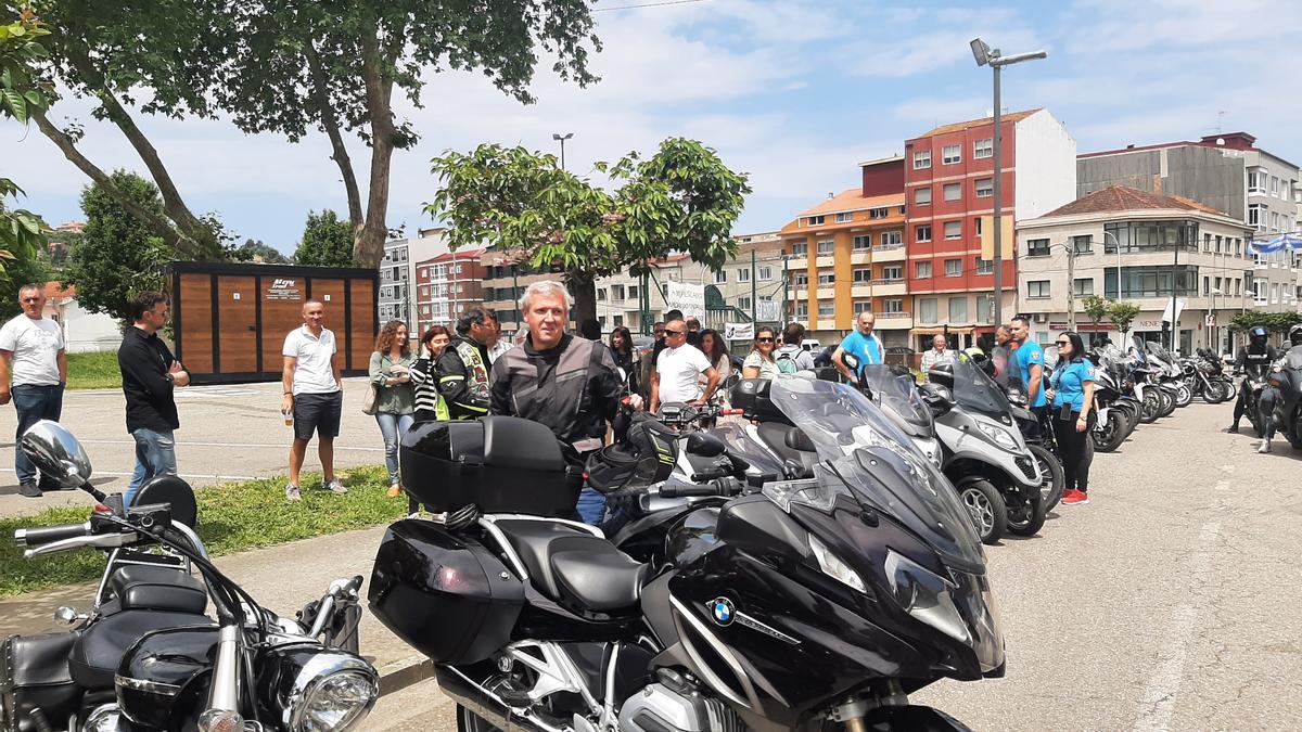 El presidente de la Xunta de Galicia, Alfonso Rueda, hoy a su llegada a la concentración motera de Bueu.