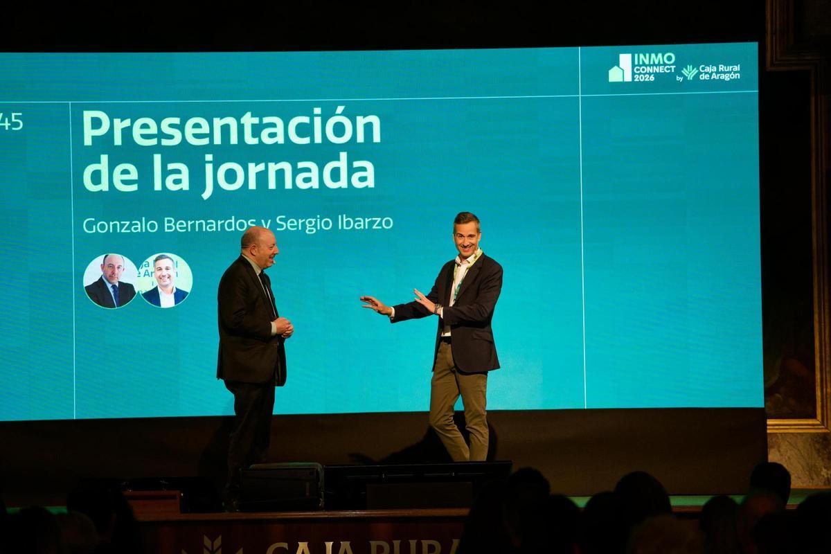 El economista Gonzalo Bernardos, junto a Sergio Ibarzo (Caja Rural de Aragón), este martes en Zaragoza.