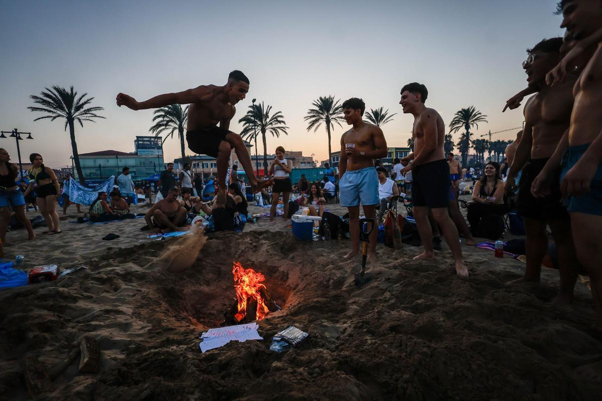 Todas las fotos de una noche de San Juan sofocante en las playas de València