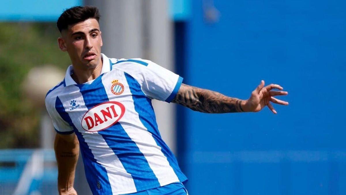 Rubén Sánchez da un pase con el Espanyol, durante un partido amistoso.