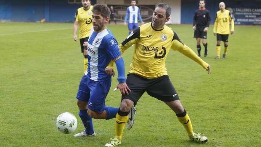 Álex Arias ante Miguélez durante el partido contra el Llanera.