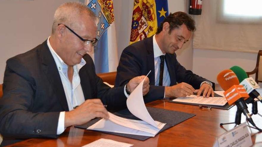 Un momento de la firma del convenio. // FdV