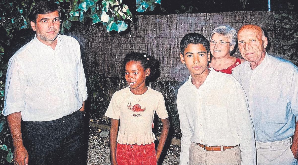 Omar Lamin en la isla con el expresidente Antich, Carme Barceló, Mateu Gallardo y una nila saharaui.