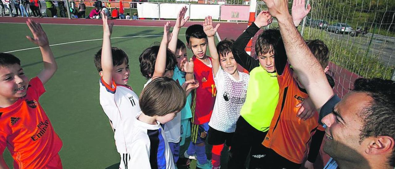 Iván Costales, ayer, entrenando a su equipo del Llano de 2000 de profútbol.