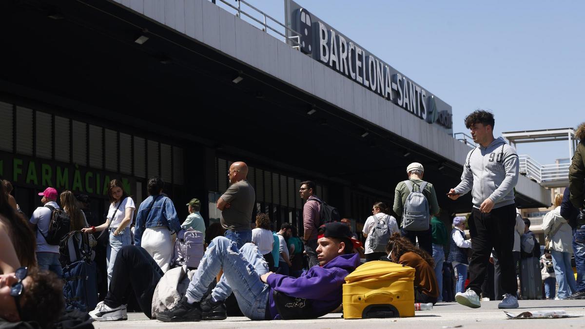 Usuarios hacen cola a las afuera de la estación Barcelona-Sants.