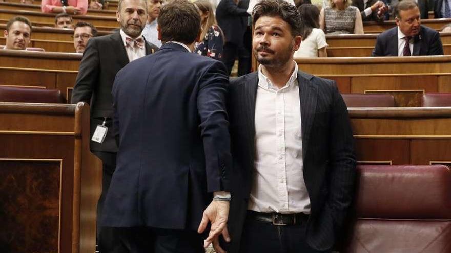 Albert Rivera y Gabriel Rufián se cruzan sin saludarse en uno de los pasillos del hemiciclo, momentos antes del inicio del acto de homenaje a las víctimas del terrorismo. // Efe