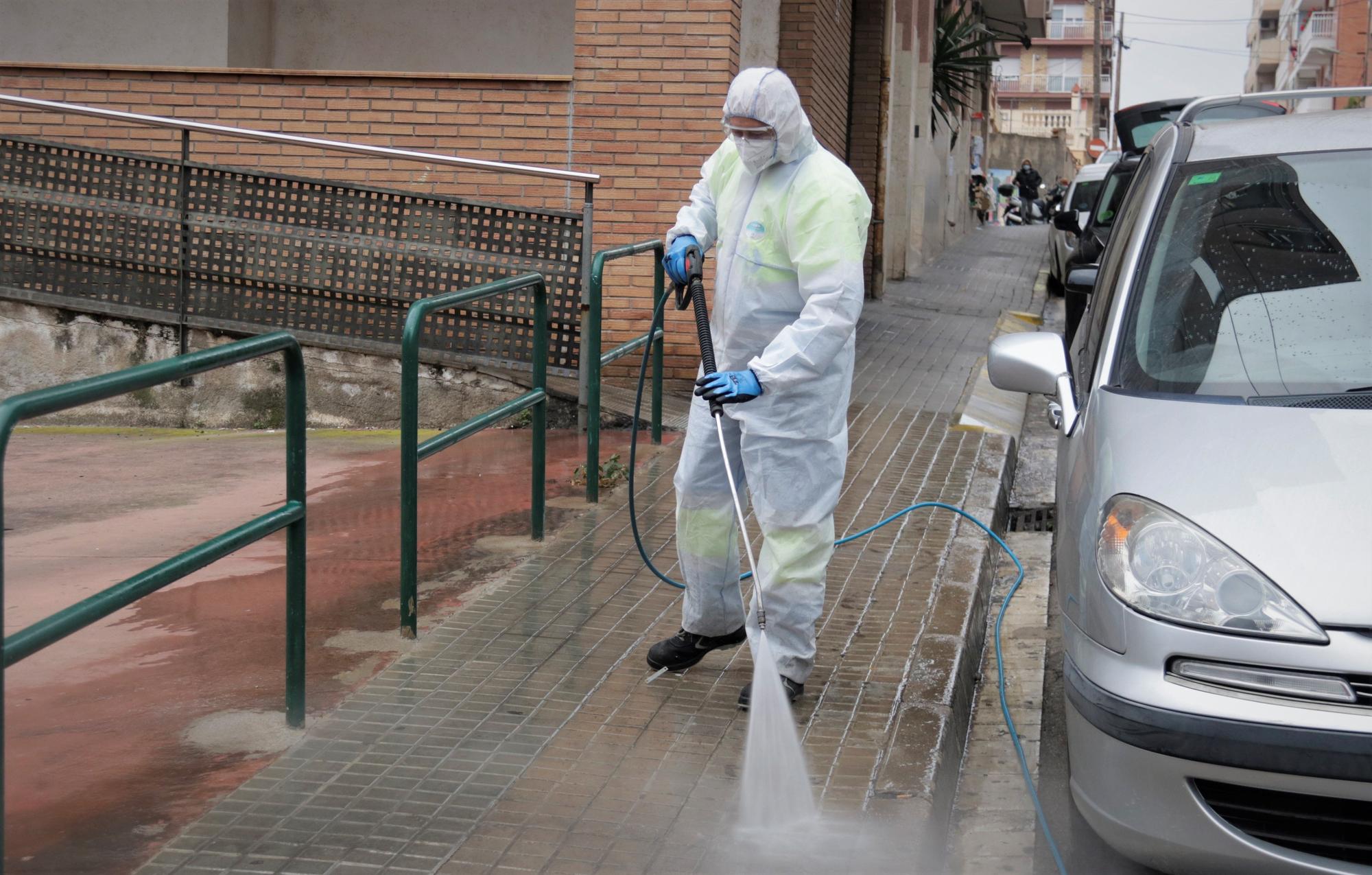 Tareas de desinfección en torno a un CAP en Badalona, el 23 de diciembre de 2021