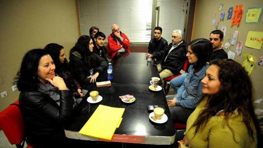 Carmen Santos visitó a los integrantes del círculo de Caldas en el día de ayer, tras pasar por Vilanova.// IA