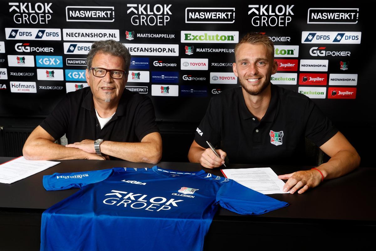 Jasper Cillessen firma su nuevo contrato con el NEC Nijmengen.