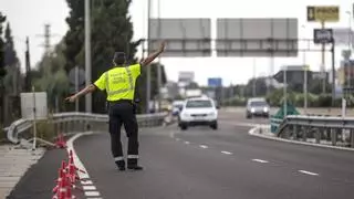 Multado con 200 euros por poner la baliza V16 pero olvidar el dispositivo reflectante obligatorio: la Guardia Civil ya revisa la guantera