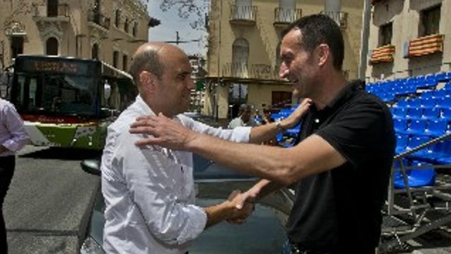 Echávarri, primer alcalde de Alicante que visita las Fiestas de Elche en 20 años