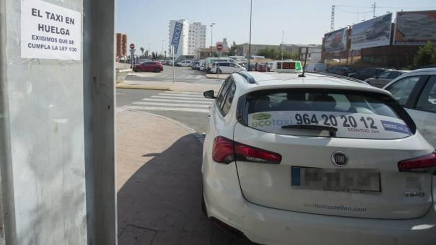 Un taxista de Castelló junto a uno de los carteles que anuncian la huelga.