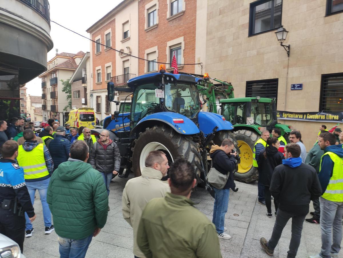 GALERÍA | La concentración de agricultores y ganaderos ante los juzgados de Benavente, en imágenes