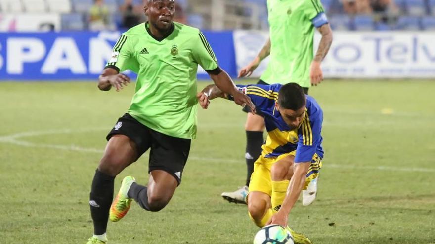 Djakaridja Traoré, uno de los fichajes del Recreativo, en el amistoso ante el Cádiz.