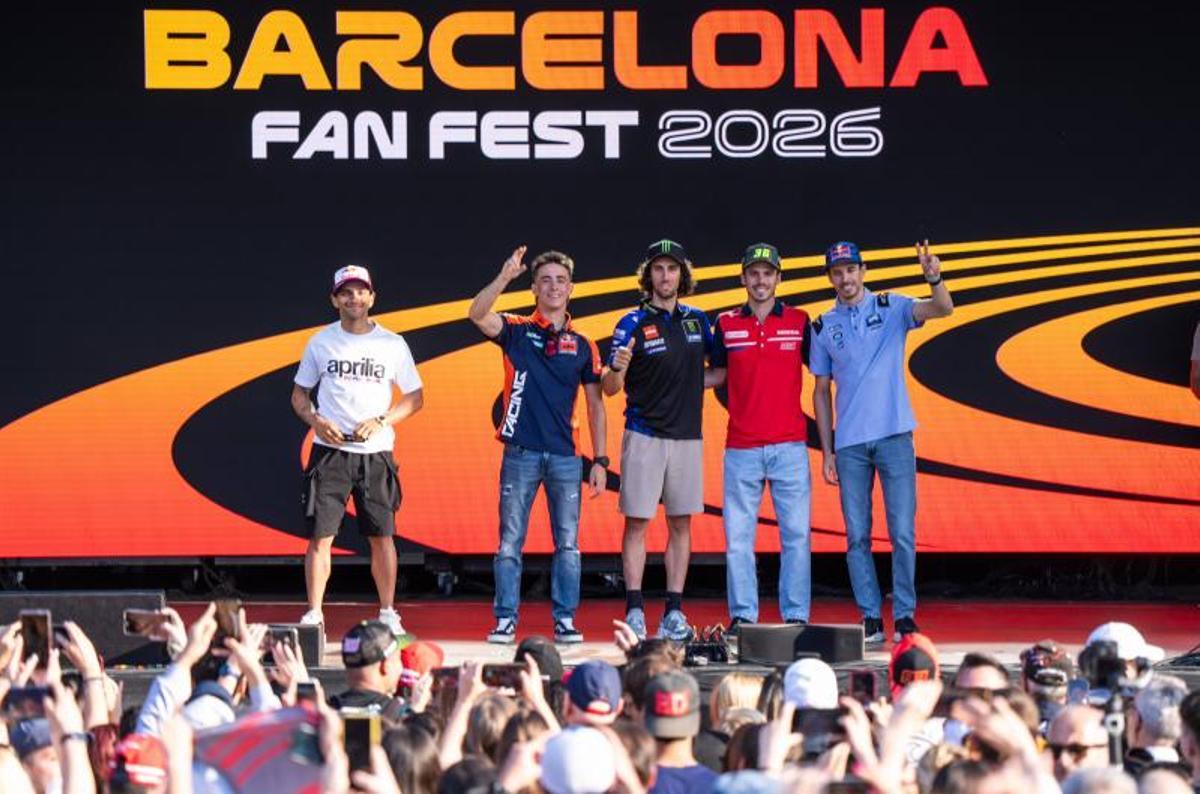 Los pilotos Dani Holgado, Pedro Acosta, Joan Mir, Àlex Rins, Jorge Martín y Àlex Márquez participan en la Fan Fest 2026 de MotoGP en la Plaça de Catalunya
