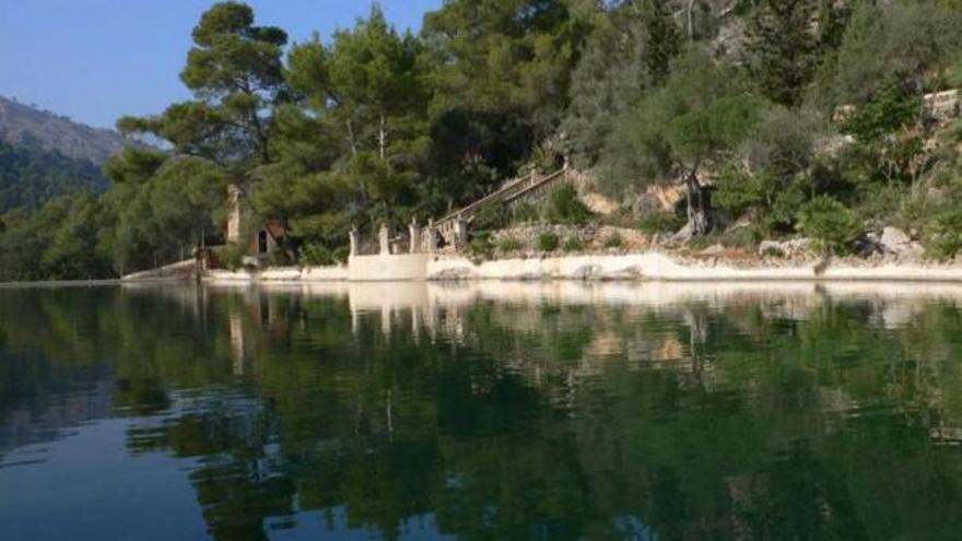 El gran ´safareig´ que abastece de agua a la finca.