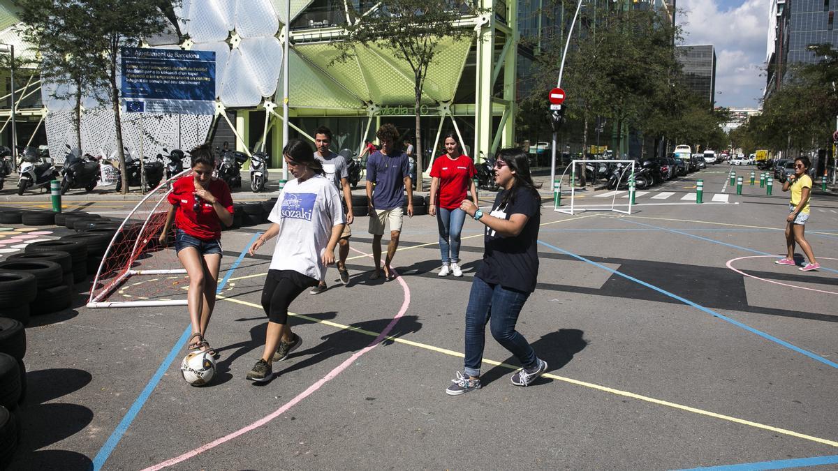 Partido de fútbol en la supermanzana del Poblenou, pocos días después de su estreno en septiembre del 2016