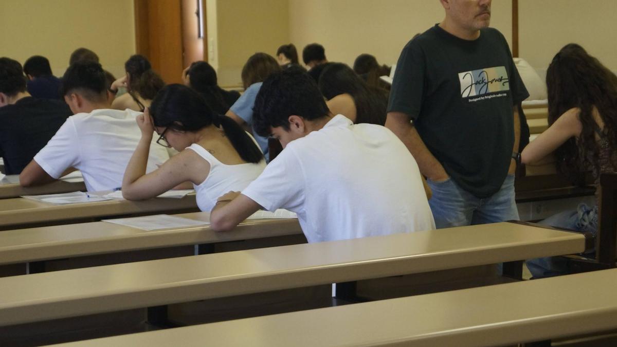 Los estudiantes, durante una de las pruebas de la PAU del pasado año.