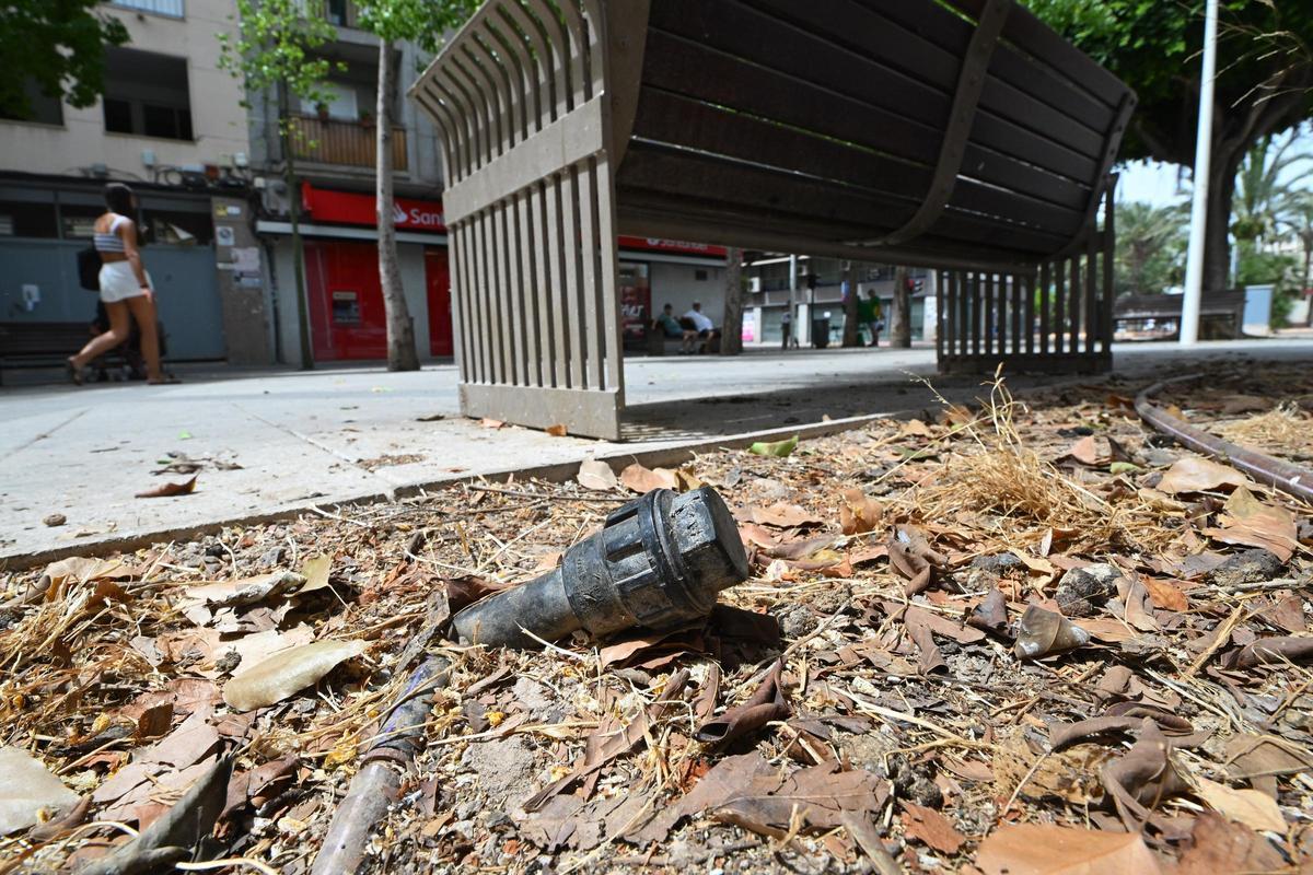 Estado de uno de los tubos de reigo en una zona en la que antes había vegetación.