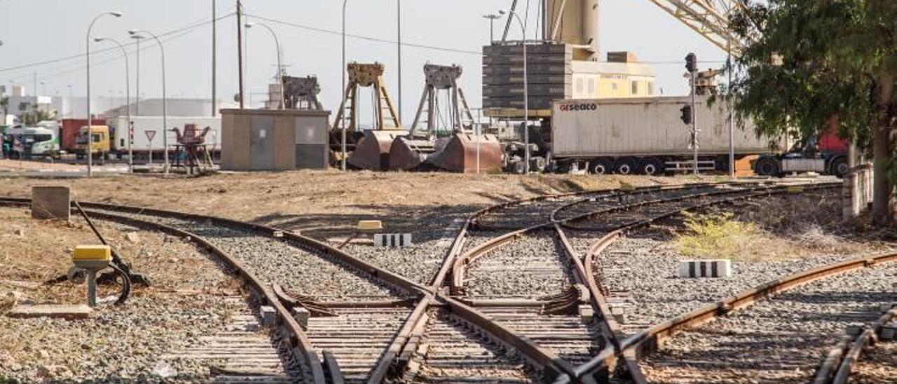 Infraestructura ferroviaria en el Puerto de Alicante. Su conexión con el Corredor Mediterráneo es clave para el futuro de los muelles.