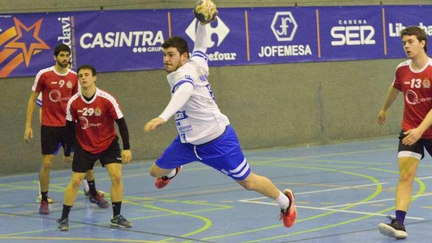 Moncho realiza un lanzamiento en el encuentro contra el Balonmano Pinto.