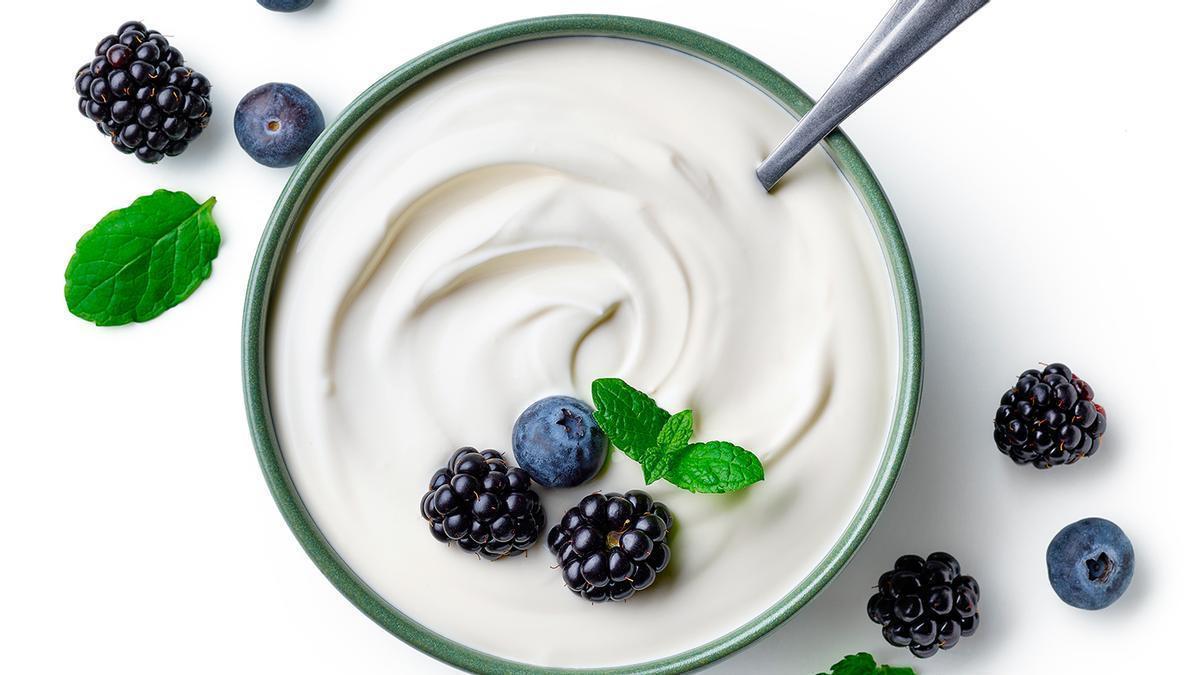 Comer yogur griego: esto es lo que le pasa a tu si lo tomas cada día