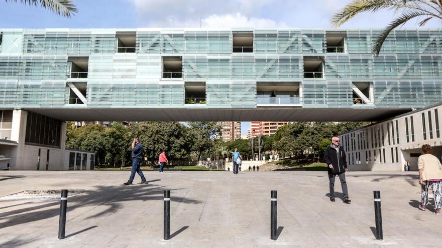 Cs vuelve a pedir que se adapten las ventanas del Ayuntamiento de Benidorm para que puedan abrirse