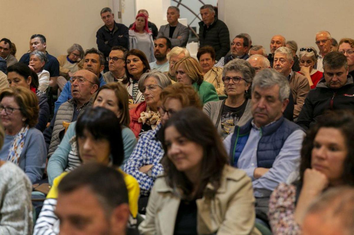 La sala se quedó pequeña y hubo varias personas que siguieron de pie los turnos del debate organizado por LA NUEVA ESPAÑA. | María Fuentes