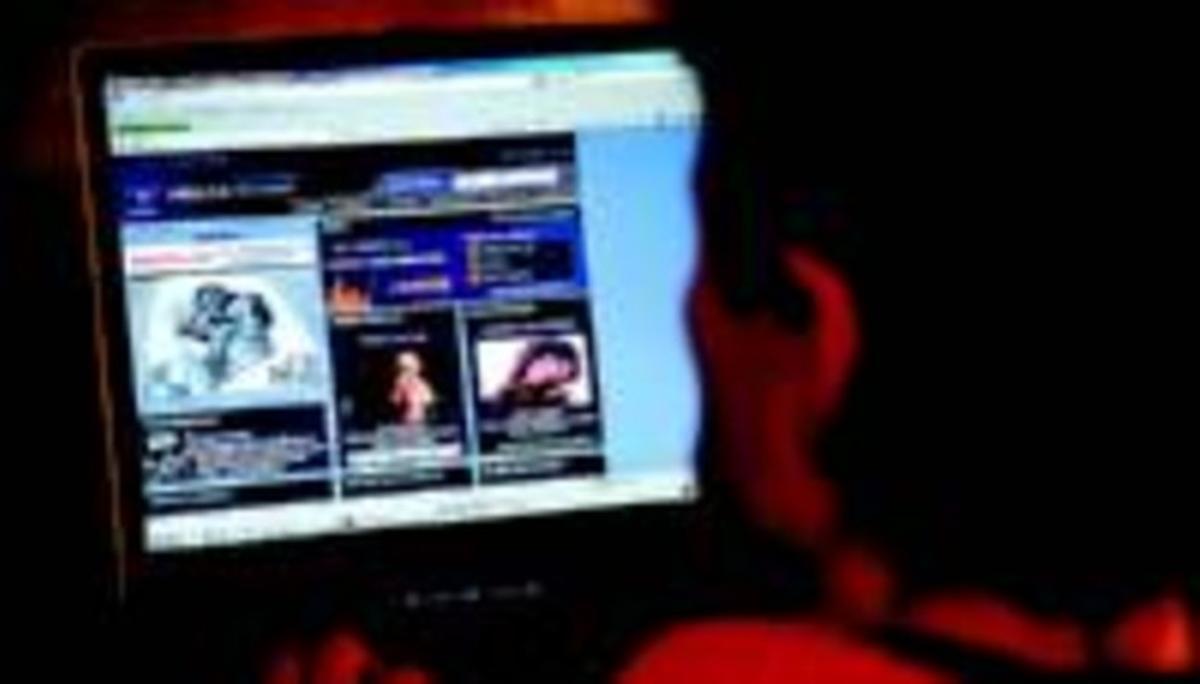 Una internauta consulta una web musical. Una internauta consulta una web musical.